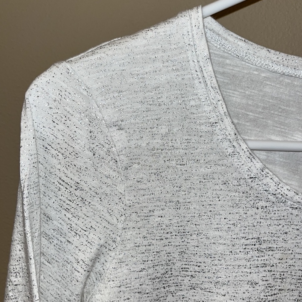 Zenergy  by Chicos Women’s White & Silver 3/4 sleeve Top size 0 - Picture 3 of 6